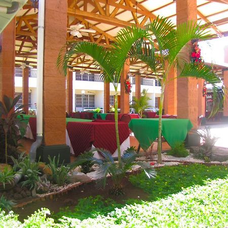 Hotel Tropico Inn San Miguel Buitenkant foto
