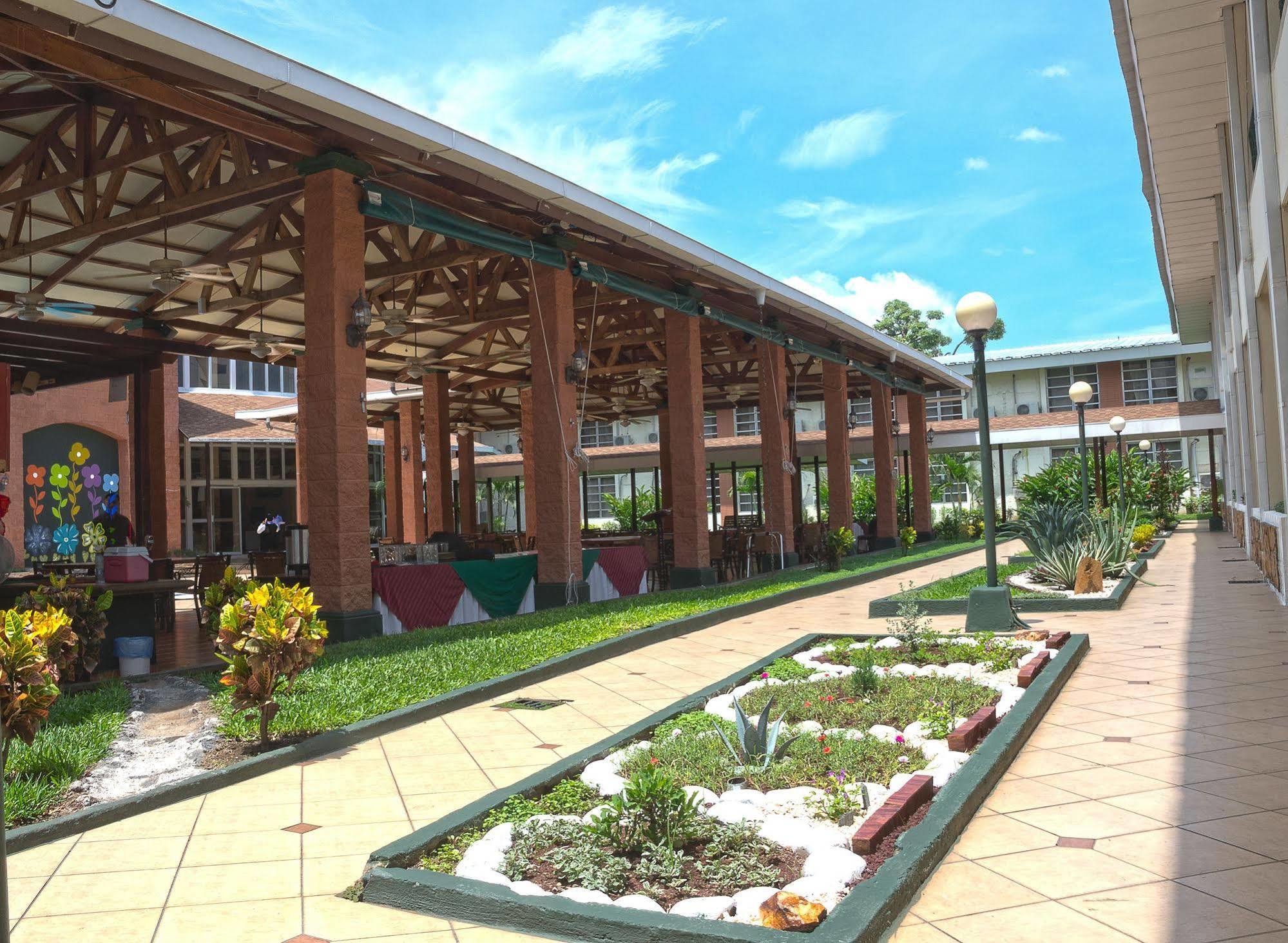 Hotel Tropico Inn San Miguel Buitenkant foto