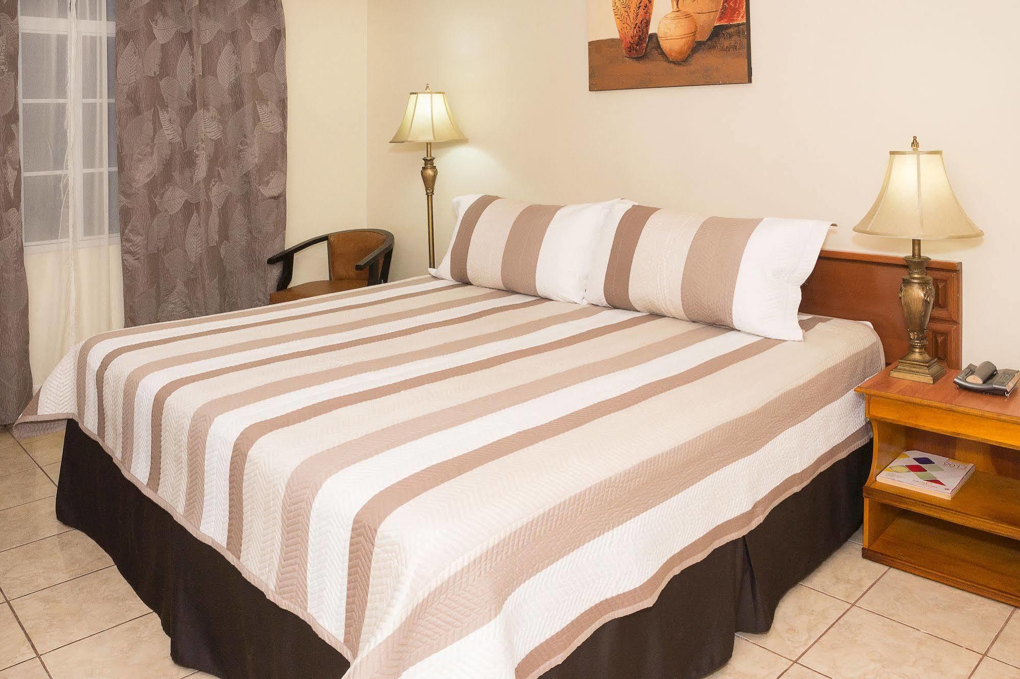 Hotel Tropico Inn San Miguel Buitenkant foto