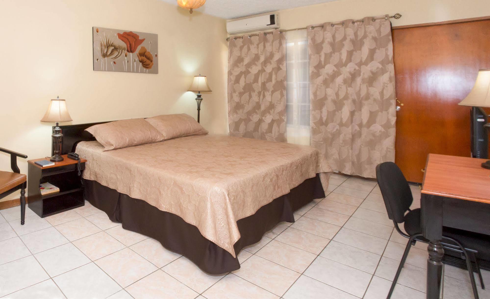 Hotel Tropico Inn San Miguel Buitenkant foto